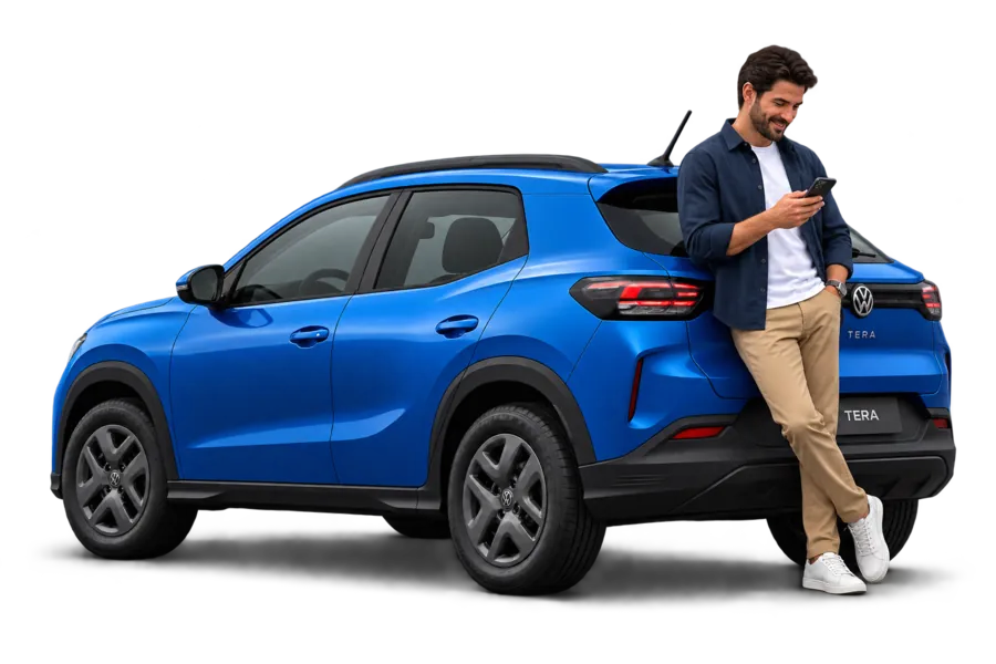 Homem sorrindo apoiado no Volkswagen Tera Highline azul 0km, olhando o celular